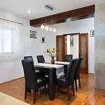 Holiday home Luna Sutomiscica